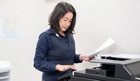 書類を確認する事務スタッフ