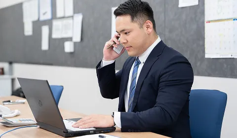 電話対応をする正社員スタッフ