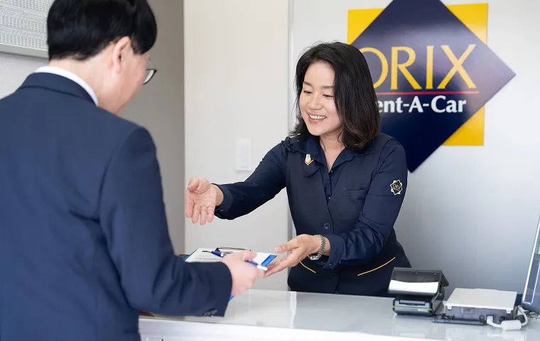 カウンターでお客様に対応するスタッフ