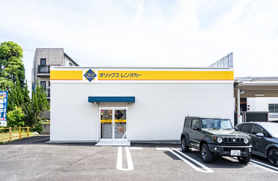 店舗前に並ぶタカサワのスタッフ