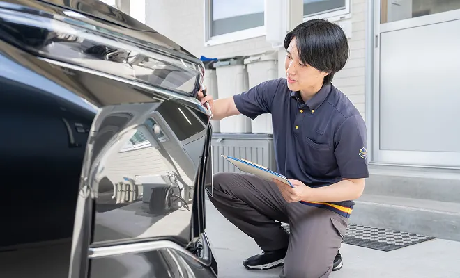 車両をチェックするスタッフ